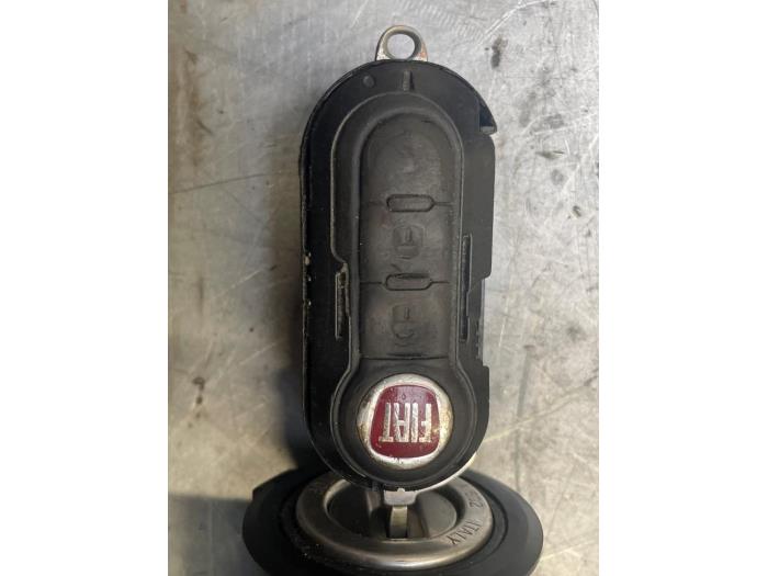 Kontaktslot+Sleutel van een Fiat 500 (312) 1.2 2009