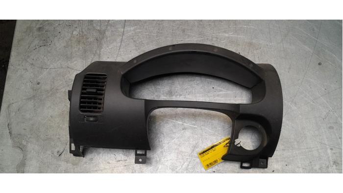 Kilometerteller sierlijst van een Nissan Navara (D40) 2.5 dCi 16V 4x4 2008