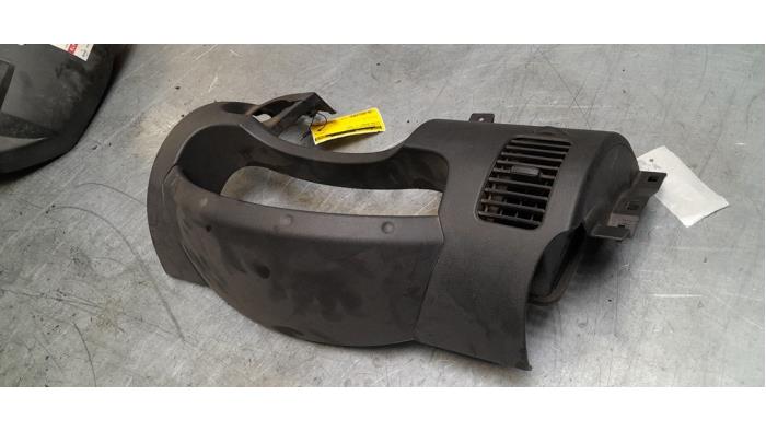 Kilometerteller sierlijst van een Nissan Navara (D40) 2.5 dCi 16V 4x4 2008