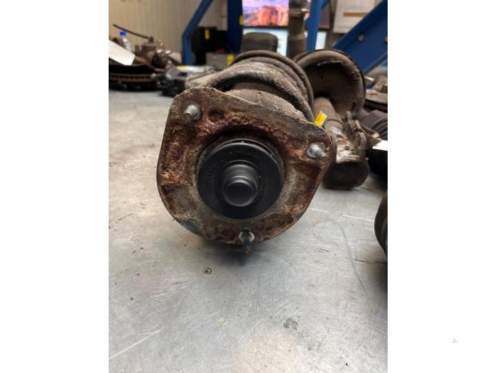 Mac Phersonpoot rechts-voor van een Volvo V70 (SW) 2.4 D5 20V 2005