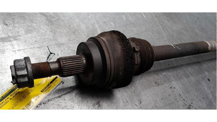 Drivaxel, höger bak från en Mercedes-Benz ML III (166) 2.1 ML-250 CDI 16V BlueTEC 4-Matic 2013