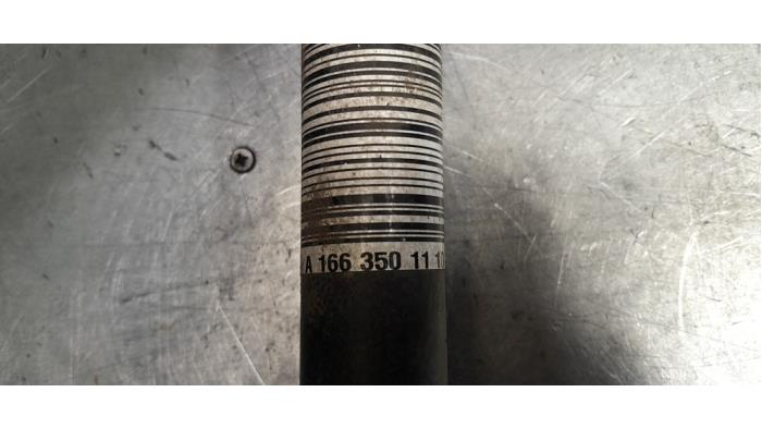 Drivaxel, höger bak från en Mercedes-Benz ML III (166) 2.1 ML-250 CDI 16V BlueTEC 4-Matic 2013