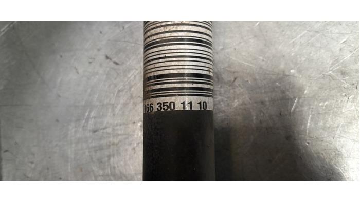 Drivaxel, höger bak från en Mercedes-Benz ML III (166) 2.1 ML-250 CDI 16V BlueTEC 4-Matic 2013