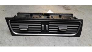 Używane Kratka wentylacyjna deski rozdzielczej Audi A4 Avant (B8) 1.8 TFSI 16V Quattro Cena € 20,00 Procedura marży oferowane przez Poolman autodemontage