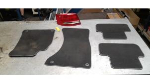 Używane Zestaw dywaników Audi A4 Avant (B8) 1.8 TFSI 16V Quattro Cena € 40,00 Procedura marży oferowane przez Poolman autodemontage