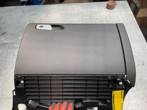 Używane Schowek w desce rozdzielczej Audi A4 Avant (B8) 1.8 TFSI 16V Quattro Cena € 30,00 Procedura marży oferowane przez Poolman autodemontage