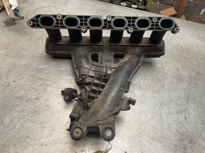 Insugsrör från en Volvo XC70 (BZ) 3.2 24V AWD 2008