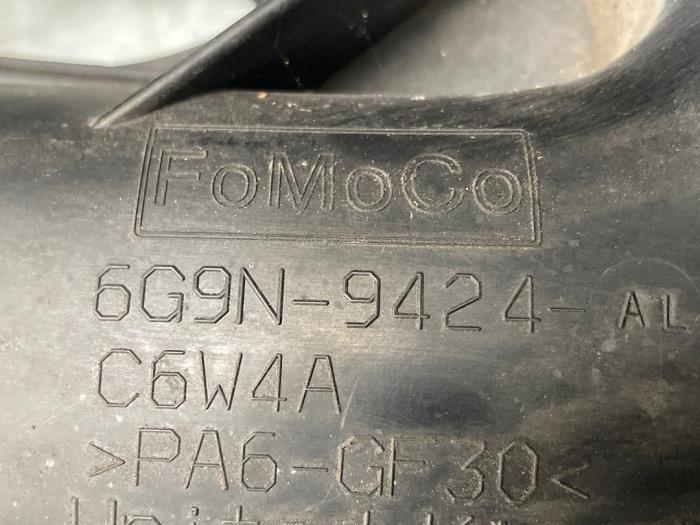 Insugsrör från en Volvo XC70 (BZ) 3.2 24V AWD 2008