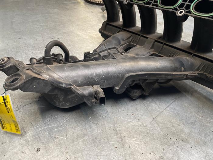 Insugsrör från en Volvo XC70 (BZ) 3.2 24V AWD 2008