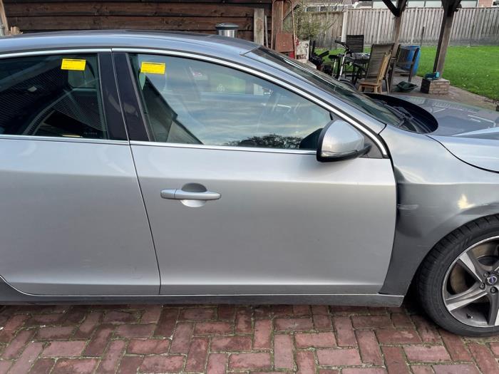 Framdörr, 4-dörrars, höger från en Volvo V60 I (FW/GW) 2.4 D6 20V AWD Twin Engine Plug-in Hybrid 2015