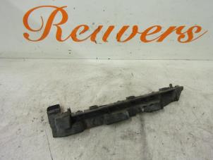 Begagnade Stötfångarfäste, vänster fram Peugeot 407 SW (6E) 2.2 16V Pris € 10,00 Marginaltabell erbjuds av Autorecycling Reuvers B.V.