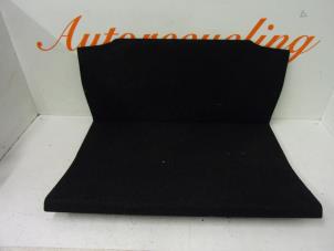 Używane Plyta podlogowa bagaznika BMW 1 serie (E87/87N) 120d 16V Cena € 25,00 Procedura marży oferowane przez Autorecycling Reuvers B.V.