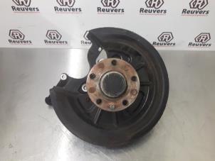 Gebruikte Fusee links-achter Volkswagen Golf VI (5K1) 1.6 TDI 16V Prijs € 35,00 Margeregeling aangeboden door Autorecycling Reuvers B.V.