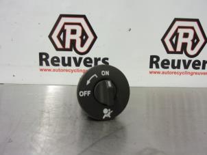 Używane Przelacznik poduszki powietrznej Renault Clio III (BR/CR) 1.5 dCi 85 Cena € 15,00 Procedura marży oferowane przez Autorecycling Reuvers B.V.