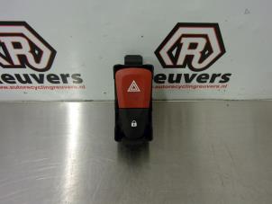Begagnade Nödbelysningsbrytare Renault Megane III Grandtour (KZ) 1.5 dCi 110 Pris € 15,00 Marginaltabell erbjuds av Autorecycling Reuvers B.V.