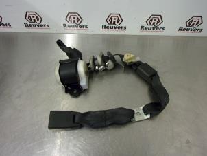 Gebruikte Veiligheidsgordel midden-achter Daihatsu Sirion 2 (M3) 1.0 12V DVVT Prijs € 30,00 Margeregeling aangeboden door Autorecycling Reuvers B.V.