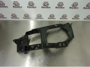 Gebruikte Koplampframe links Mitsubishi Colt (Z2/Z3) 1.5 16V Prijs € 20,00 Margeregeling aangeboden door Autorecycling Reuvers B.V.