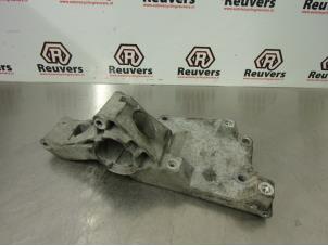 Begagnade Undre fäste, generator Seat Ibiza IV (6J5) 1.9 TDI 90 Pris € 30,00 Marginaltabell erbjuds av Autorecycling Reuvers B.V.