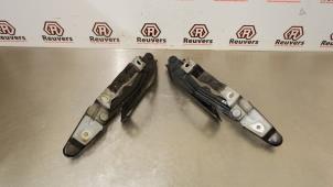 Używane Zawias pokrywy silnika Audi TT (8N3) 1.8 20V Turbo Cena € 20,00 Procedura marży oferowane przez Autorecycling Reuvers B.V.