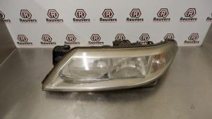 Begagnade Strålkastare, vänster Renault Laguna II Grandtour (KG) 1.8 16V Pris € 30,00 Marginaltabell erbjuds av Autorecycling Reuvers B.V.