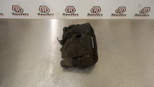 Używane Zacisk hamulcowy prawy przód Iveco New Daily III 35C12V,S12V Cena € 40,00 Procedura marży oferowane przez Autorecycling Reuvers B.V.