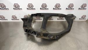 Gebruikte Koplampframe links Mitsubishi Colt (Z2/Z3) 1.3 16V Prijs € 20,00 Margeregeling aangeboden door Autorecycling Reuvers B.V.