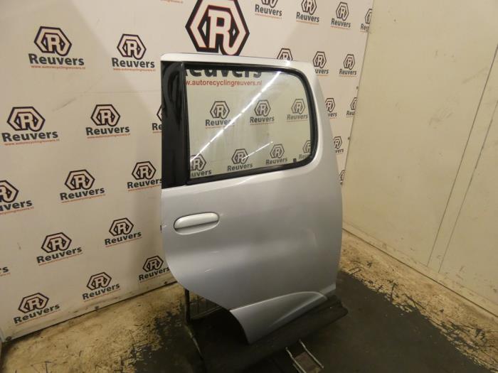 Portier 4Deurs rechts-achter van een Toyota Yaris Verso (P2) 1.5 16V 2001