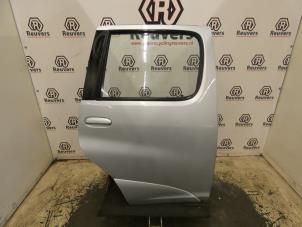 Begagnade Bakdörr, 4-dörrars, höger Toyota Yaris Verso (P2) 1.5 16V Pris € 100,00 Marginaltabell erbjuds av Autorecycling Reuvers B.V.