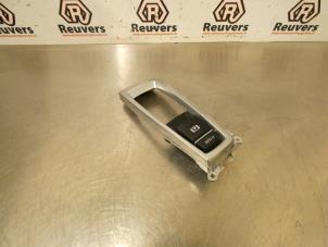 Begagnade Brytare, parkeringsbroms BMW 7 serie (F01/02/03/04) Active Hybrid V8 32V Pris € 35,00 Marginaltabell erbjuds av Autorecycling Reuvers B.V.