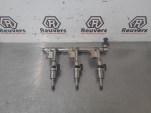 Begagnade Bränsleinsprutningsmunstycke Ford Focus 3 Wagon 1.0 Ti-VCT EcoBoost 12V 125 Pris € 40,00 Marginaltabell erbjuds av Autorecycling Reuvers B.V.