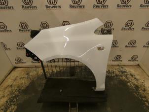 Begagnade Framskärm, vänster Opel Corsa D 1.2 16V Pris € 70,00 Marginaltabell erbjuds av Autorecycling Reuvers B.V.