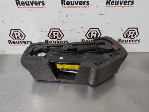 Begagnade Domkraftsset Peugeot 107 1.0 12V Pris € 20,00 Marginaltabell erbjuds av Autorecycling Reuvers B.V.