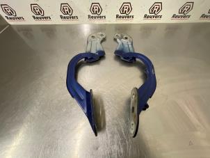 Begagnade Gångjärn, motorhuv Ford Focus 3 1.0 Ti-VCT EcoBoost 12V 125 Pris € 25,00 Marginaltabell erbjuds av Autorecycling Reuvers B.V.