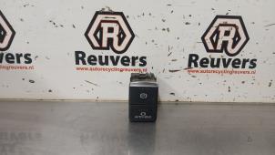 Begagnade Brytare, parkeringsbroms Mitsubishi Outlander (GF/GG) 2.4 16V 4x4 Pris € 20,00 Marginaltabell erbjuds av Autorecycling Reuvers B.V.