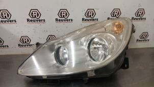 Gebruikte Linker Koplamp Opel Corsa D 1.2 16V Prijs € 40,00 Margeregeling aangeboden door Autorecycling Reuvers B.V.