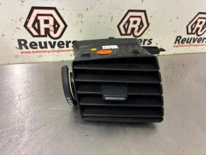 Gebruikte Luchtrooster Dashboard Renault Megane III Berline (BZ) 1.6 16V Prijs € 20,00 Margeregeling aangeboden door Autorecycling Reuvers B.V.
