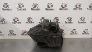 Używane Obudowa filtra powietrza Renault Clio IV (5R) 0.9 Energy TCE 90 12V Cena € 30,00 Procedura marży oferowane przez Autorecycling Reuvers B.V.
