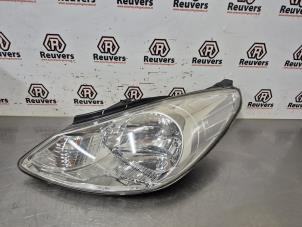 Używane Reflektor lewy Hyundai i10 (F5) 1.1i 12V Cena € 50,00 Procedura marży oferowane przez Autorecycling Reuvers B.V.