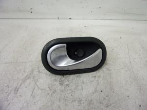 Begagnade Dörrhandtag, 2-dörrars, vänster Renault Twingo II (CN) 1.2 16V Pris € 10,00 Marginaltabell erbjuds av Autorecycling Reuvers B.V.