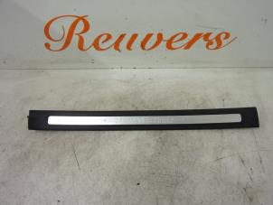 Begagnade Dekorstripe Mercedes A (W169) 2.0 A-160 CDI 16V 5-Drs. Pris € 10,00 Marginaltabell erbjuds av Autorecycling Reuvers B.V.