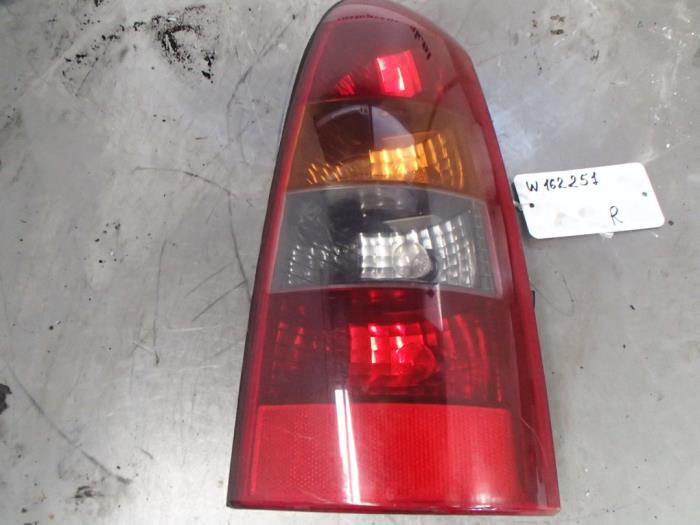 Achterlicht rechts van een Opel Astra G (F08/48) 1.7 DTL 1999