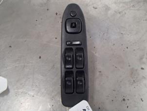 Gebruikte Combischakelaar ramen Mazda 323 (BA12) 1.8i 16V Prijs € 25,00 Margeregeling aangeboden door Autosloopbedrijf Jan Pronk B.V.