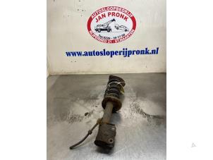 Gebruikte Schokdemperpoot links-voor Mitsubishi Colt (Z2/Z3) 1.5 16V CZT Turbo Prijs € 40,00 Margeregeling aangeboden door Autosloopbedrijf Jan Pronk B.V.