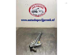 Begagnade Fönstermekanism, 2-dörrars, höger fram Daihatsu Sirion 2 (M3) 1.3 16V DVVT Pris € 40,00 Marginaltabell erbjuds av Autosloopbedrijf Jan Pronk B.V.