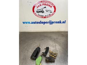 Gebruikte Schuifdeur Slotmechaniek rechts Volkswagen Transporter/Caravelle T4 2.5 TDI Prijs € 75,00 Margeregeling aangeboden door Autosloopbedrijf Jan Pronk B.V.