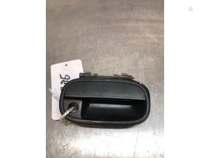 Gebruikte Portiergreep 2Deurs rechts Suzuki Alto (SH410) 1.0 16V Prijs € 25,00 Margeregeling aangeboden door Autosloopbedrijf Jan Pronk B.V.