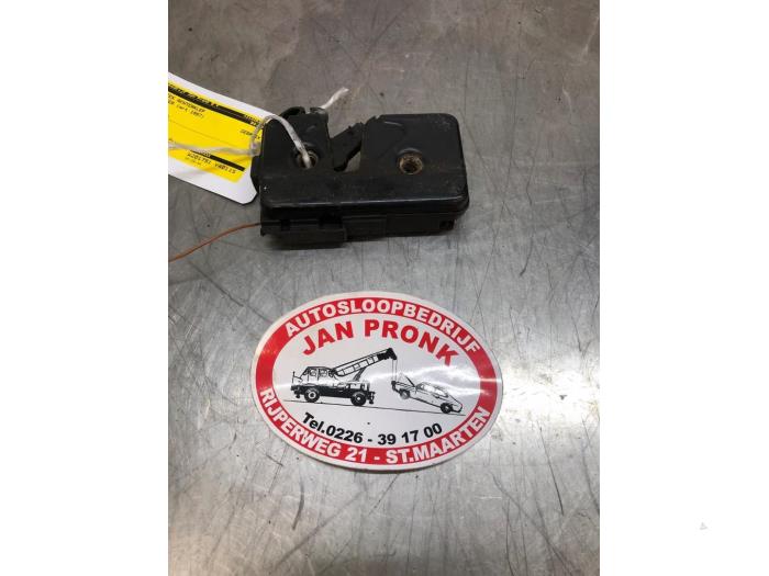 Låsmekanism, baklucka från en Volkswagen Transporter/Caravelle T4 1.9 TD Caravelle 1997