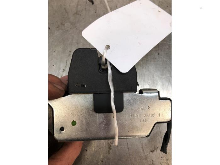 Låsmekanism, baklucka från en Citroën C3 (SC) 1.4 16V VTi 2011