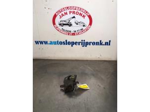 Używane Zacisk hamulcowy lewy przód Nissan Note (E11) 1.4 16V Cena € 40,00 Procedura marży oferowane przez Autosloopbedrijf Jan Pronk B.V.