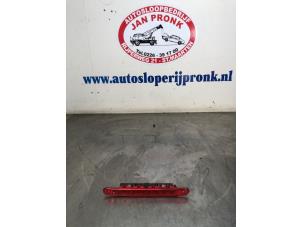 Gebruikte Extra Remlicht midden Peugeot 107 1.0 12V Prijs € 25,00 Margeregeling aangeboden door Autosloopbedrijf Jan Pronk B.V.